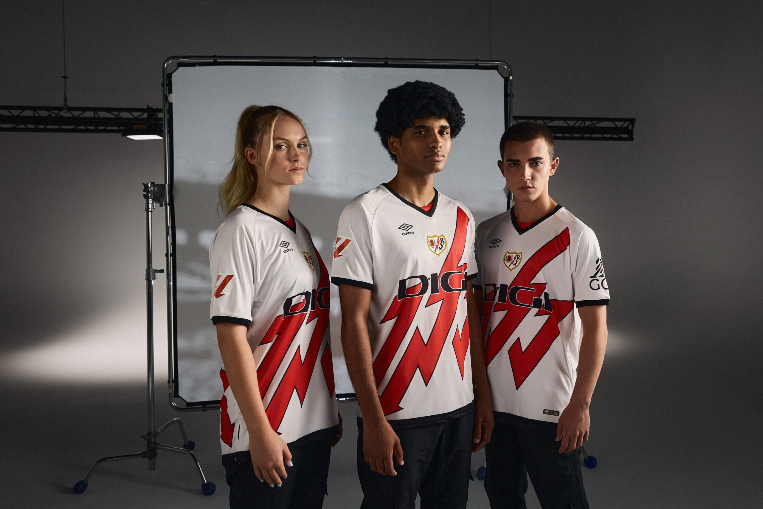 Modelos con la nueva equipación del club de futbol Rayo Vallecano de la firma UMBRO para la temporada 2024/25