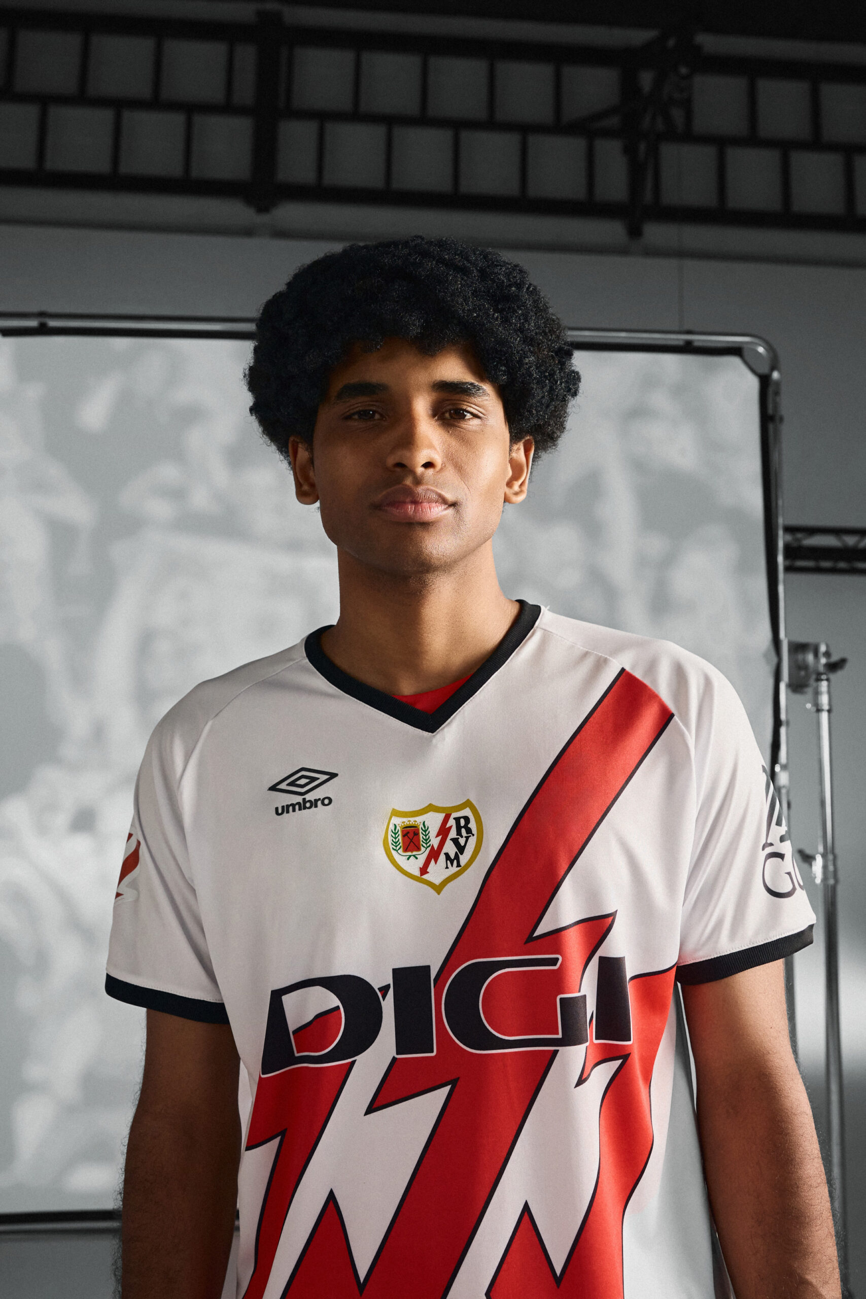Modelos con la nueva equipación del club de futbol Rayo Vallecano de la firma UMBRO para la temporada 2024/25