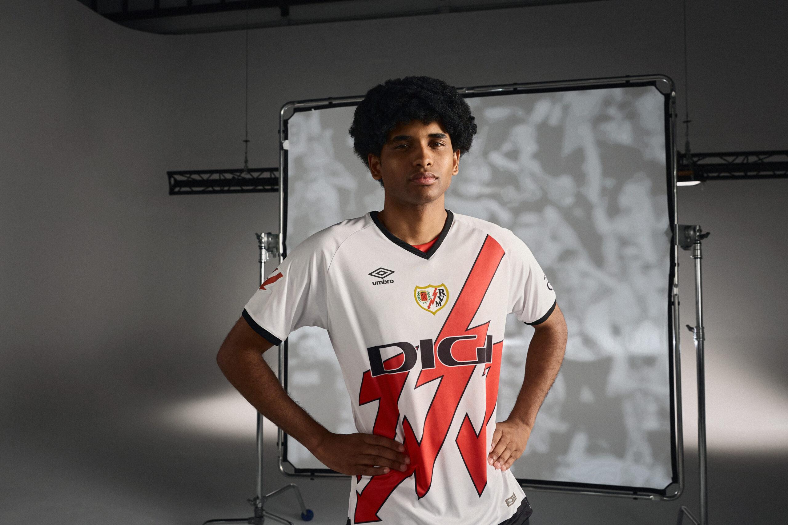 Modelos con la nueva equipación del club de futbol Rayo Vallecano de la firma UMBRO para la temporada 2024/25