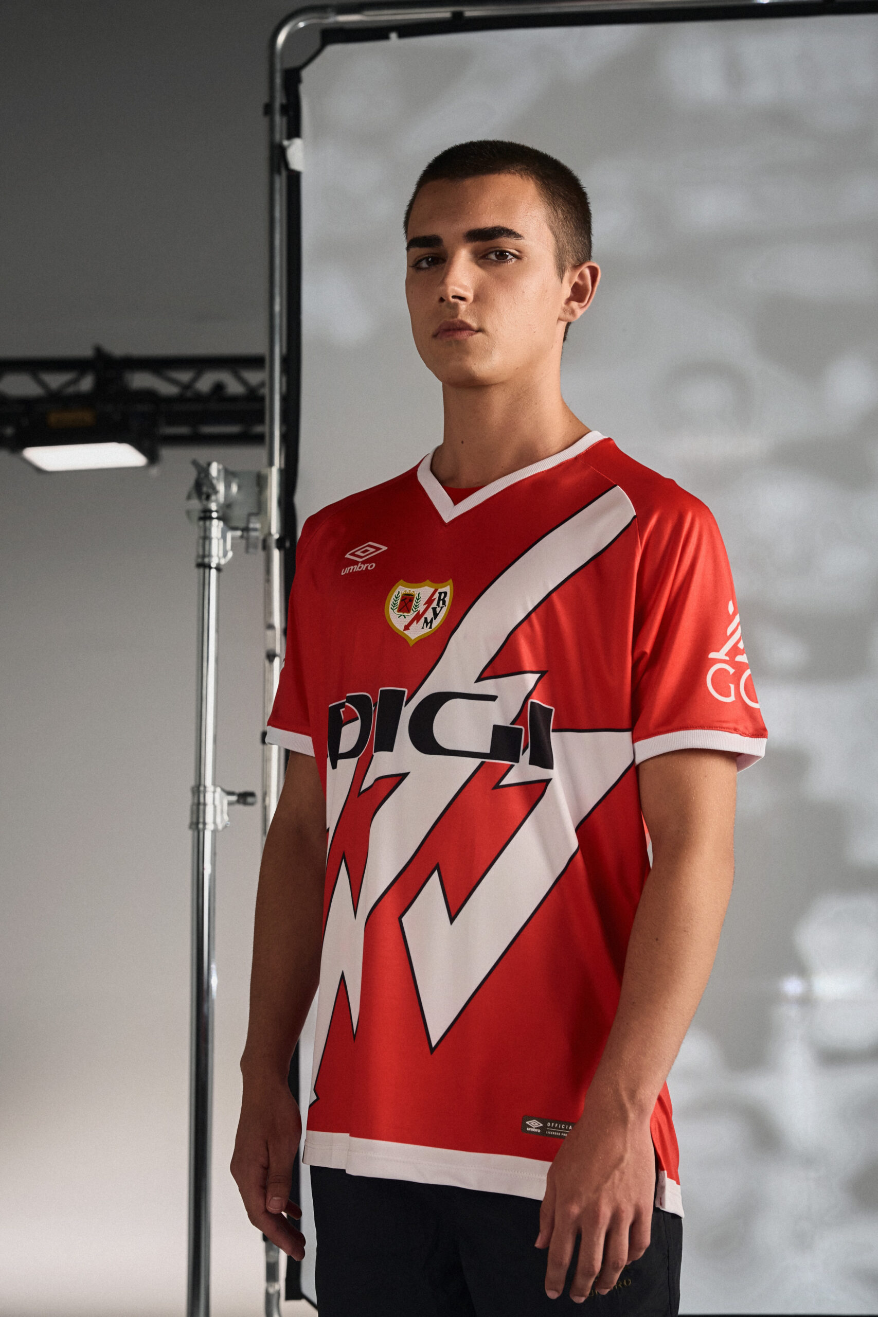 Modelos con la nueva equipación del club de futbol Rayo Vallecano de la firma UMBRO para la temporada 2024/25