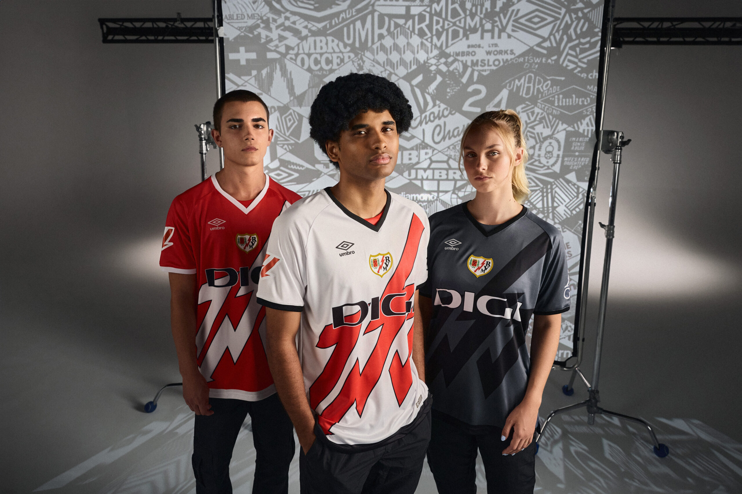 Modelos con la nueva equipación del club de futbol Rayo Vallecano de la firma UMBRO para la temporada 2024/25