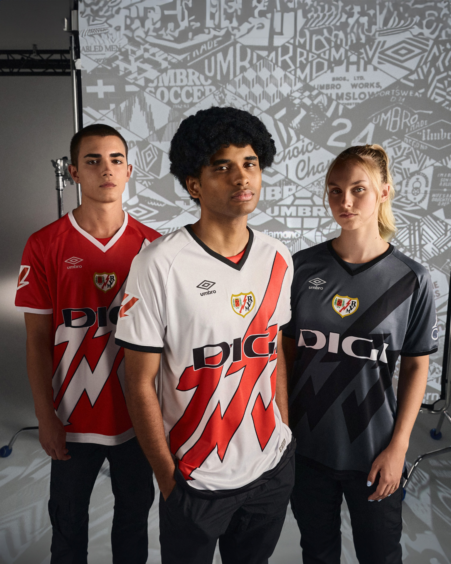 Modelos con la nueva equipación del club de futbol Rayo Vallecano de la firma UMBRO para la temporada 2024/25