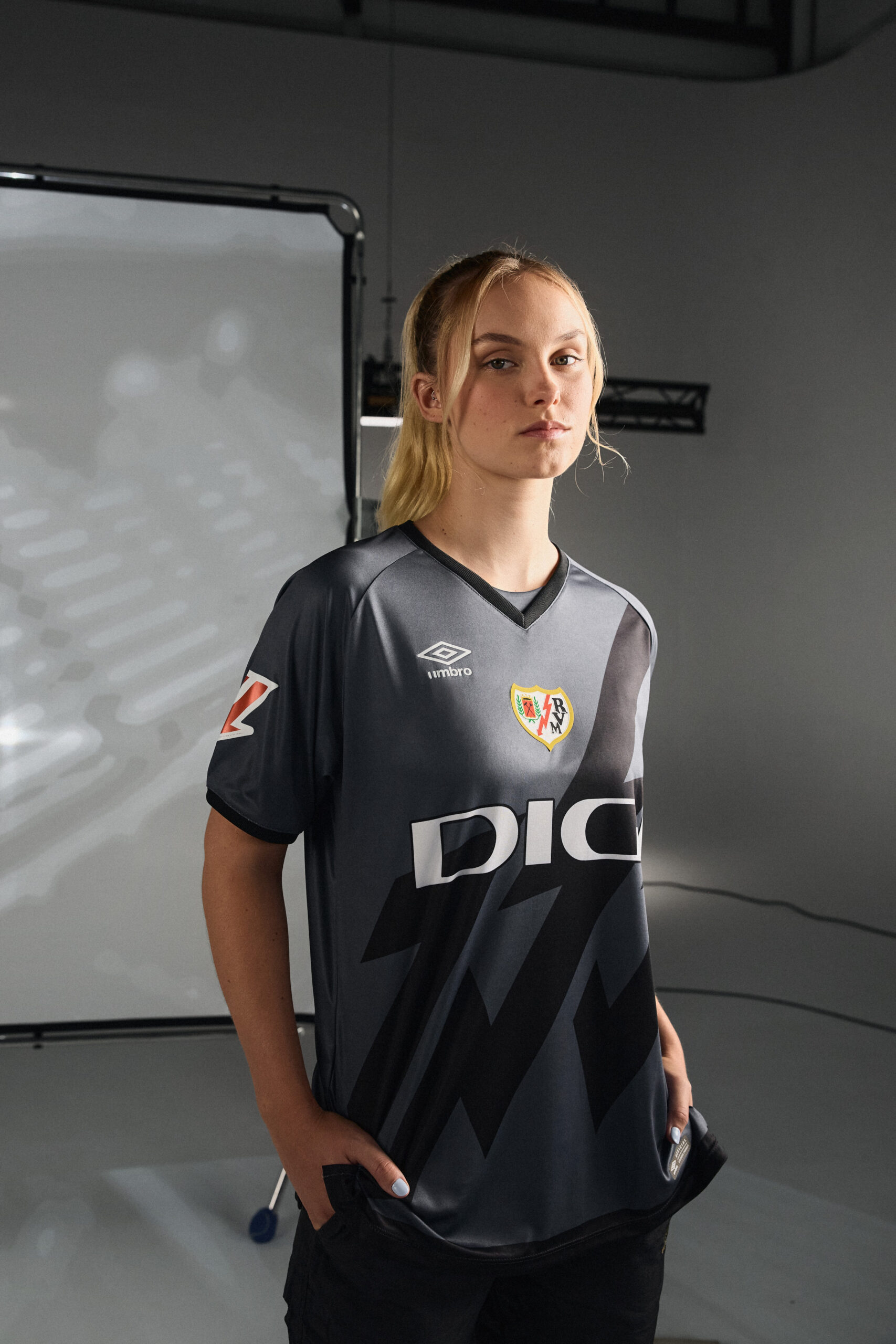 Modelos con la nueva equipación del club de futbol Rayo Vallecano de la firma UMBRO para la temporada 2024/25