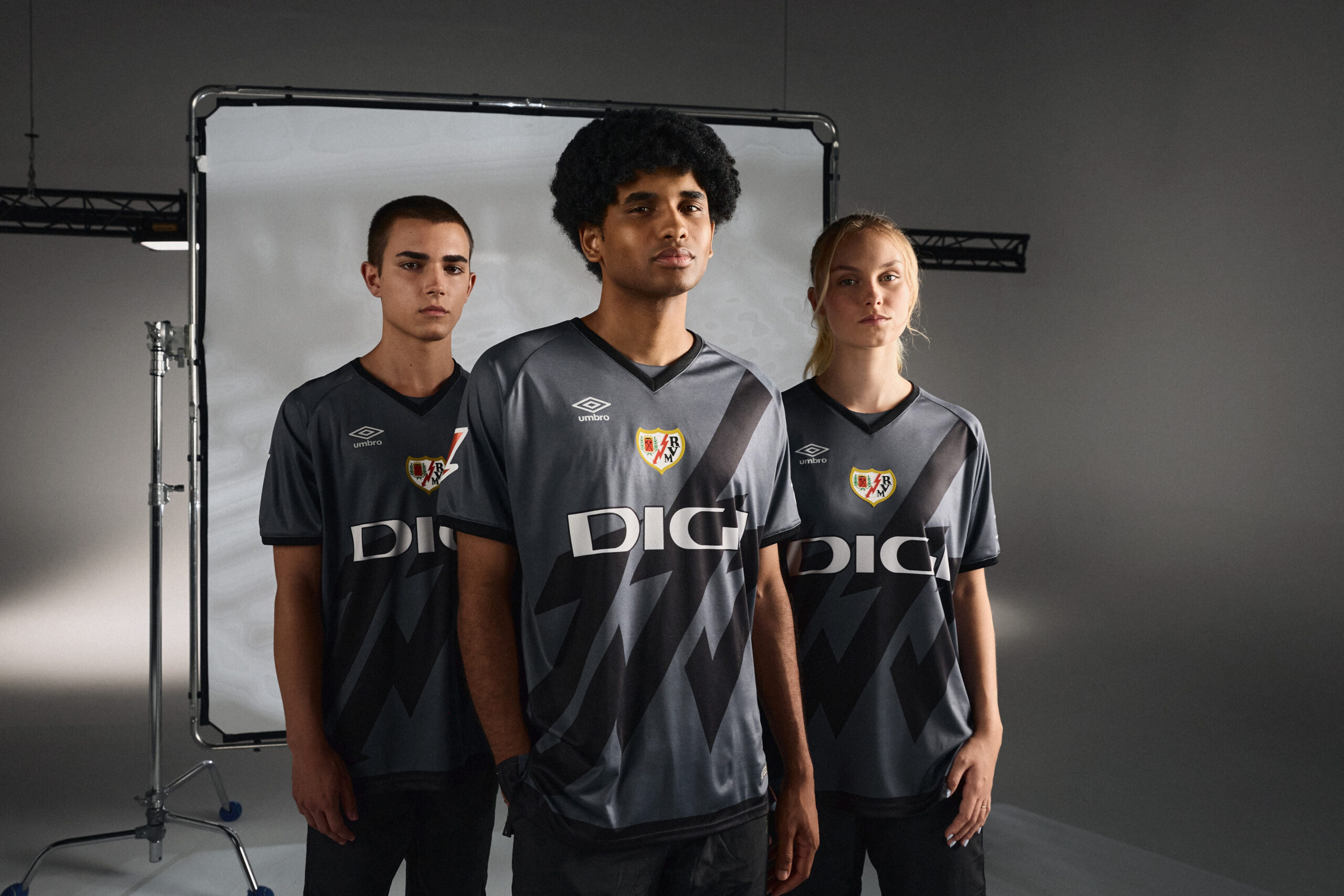 Modelos con la nueva equipación del club de futbol Rayo Vallecano de la firma UMBRO para la temporada 2024/25