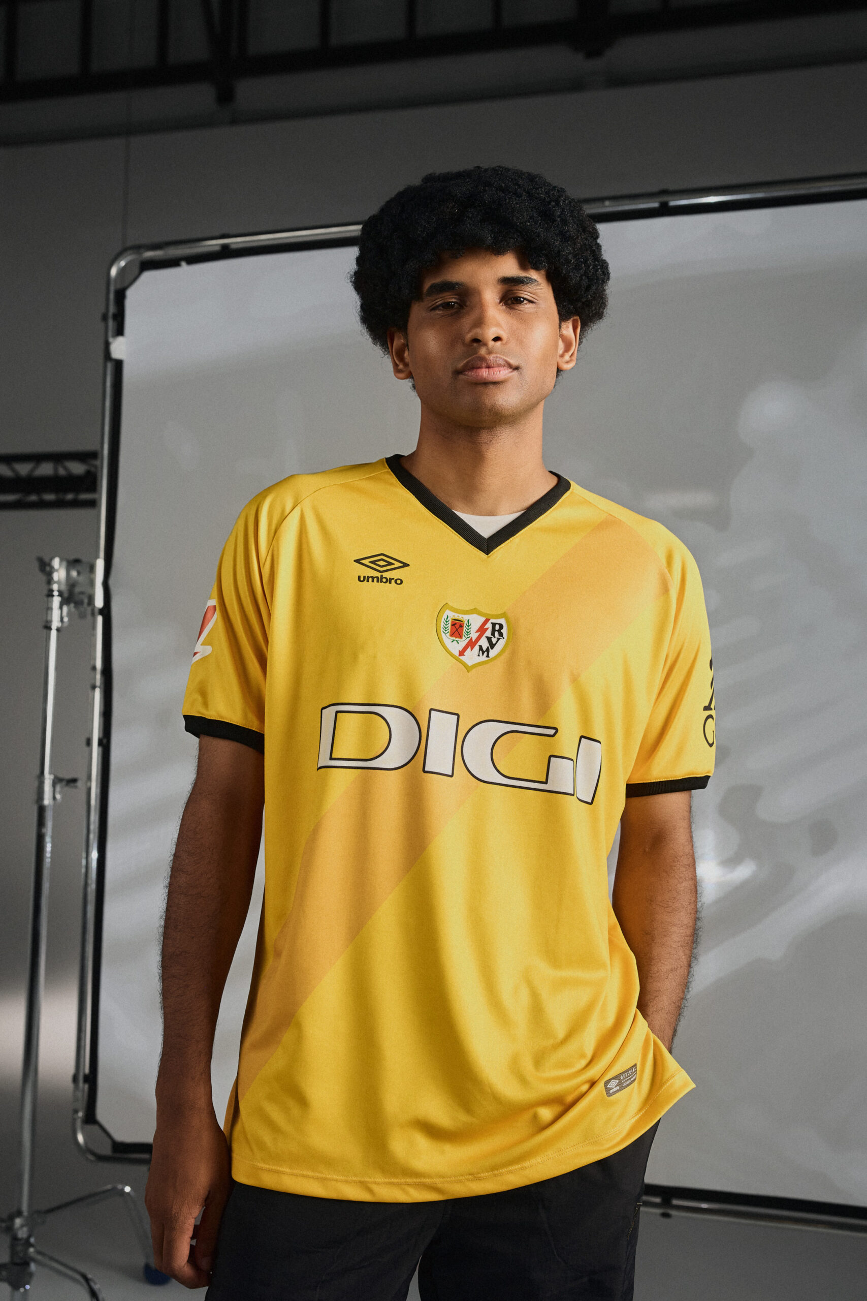 Modelos con la nueva equipación del club de futbol Rayo Vallecano de la firma UMBRO para la temporada 2024/25